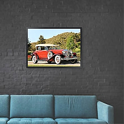 «Chrysler CG Imperial Dual Cowl Phaeton '1931» в интерьере гостиной в стиле ретро над диваном «Chrysler CG Imperial Dual Cowl Phaeton '1931» в интерьере гостиной в стиле ретро над диваном