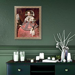 «Queen Maria Anna of Spain in a red dress, 1655-60» в интерьере прихожей в зеленых тонах над комодом «Queen Maria Anna of Spain in a red dress, 1655-60» в интерьере прихожей в зеленых тонах над комодом