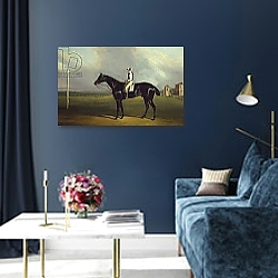 «Mr R.O. Gascoigne's 'Jerry' with B. Smith up on Doncaster Racecourse» в интерьере гостиной с зеленой стеной над диваном «Mr R.O. Gascoigne's 'Jerry' with B. Smith up on Doncaster Racecourse» в интерьере гостиной с зеленой стеной над диваном
