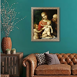 «The Virgin and Child surrounded by St John the Baptist and St Joseph, 1517» в интерьере гостиной с зеленой стеной над диваном «The Virgin and Child surrounded by St John the Baptist and St Joseph, 1517» в интерьере гостиной с зеленой стеной над диваном