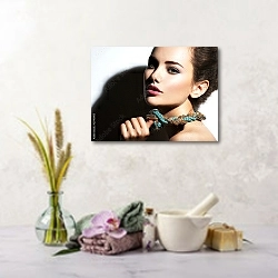 «Девушка в ожерелье с вечерним макияжем» в интерьере салона красоты