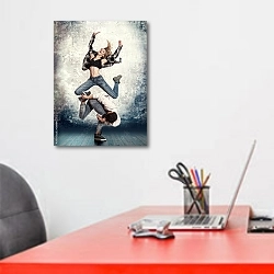 «Современные танцы» в интерьере офиса над рабочим местом сотрудника