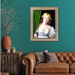 «Женщина у окна 2» в интерьере гостиной с зеленой стеной над диваном