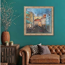 «Московская улица с машинами и пешеходами» в интерьере гостиной с зеленой стеной над диваном