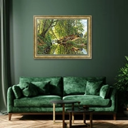 «Flußlauf am Waldesrand» в интерьере зеленой гостиной над диваном