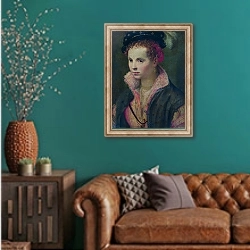 «Портрет леди в шляпе с перьями» в интерьере гостиной с зеленой стеной над диваном