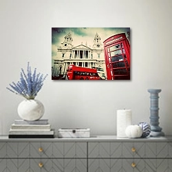 «Англия, Лондон. Красный автобус и телефонная будка перед Собором Святого Павла» в интерьере современной гостиной с голубыми деталями