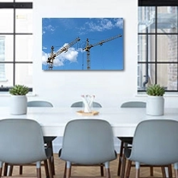 «Два подъемных крана» в интерьере офиса над столом для конференций