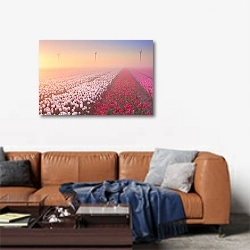 «Голландия. Туман и рассвет над полем с тюльпанами» в интерьере современной гостиной над диваном