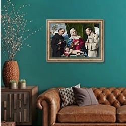 «Мадонна с младенцем и Святыми 2» в интерьере гостиной с зеленой стеной над диваном