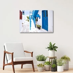 «Города Миконос с белой улицей и синей дверью, Греция» в интерьере современной комнаты над креслом