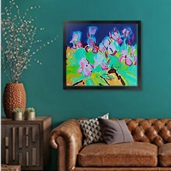 «Ирисы в саду» в интерьере гостиной с зеленой стеной над диваном