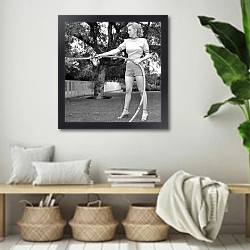 «Monroe, Marilyn 94» в интерьере комнаты в стиле ретро с плетеными корзинами