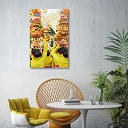 «Шествие балийских женщин с ритуальными подношениями на головах» в интерьере современной гостиной с желтым креслом