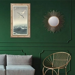«Three gulls» в интерьере классической гостиной с зеленой стеной над диваном