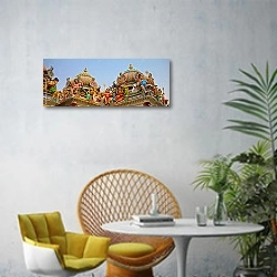 «Статуи индуистских богов на крыше храма» в интерьере современной гостиной с желтым креслом