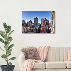 «Городской вид Ист-Сайда, Манхэттен» в интерьере современной светлой гостиной над диваном