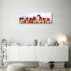 «Большая панорама с цветками маков» в интерьере стильной минималистичной гостиной в белом цвете