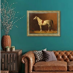 «Плесень в сарае» в интерьере гостиной с зеленой стеной над диваном