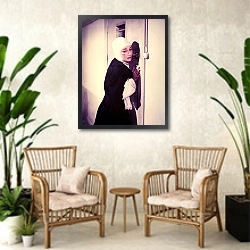 «Хепберн Одри 327» в интерьере комнаты в стиле ретро с плетеными креслами