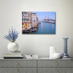 «Италия. Венеция. Гранд канал вечером» в интерьере современной гостиной с голубыми деталями