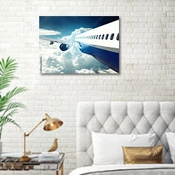 «Самолет в полете» в интерьере современной спальни в белом цвете с золотыми деталями