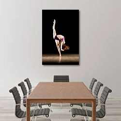 «Балансируя на одной ноге» в интерьере конференц-зала над столом для переговоров
