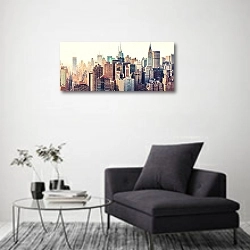 «Вид с воздуха на горизонт Нью-Йорка» в интерьере современной комнаты с серой банкеткой