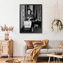 «Хепберн Одри 283» в интерьере гостиной в стиле ретро над диваном