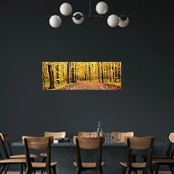 «Осенняя панорама» в интерьере столовой с темными стенами