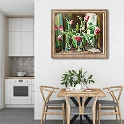 «Tulips» в интерьере кухни в светлых тонах над обеденным столом