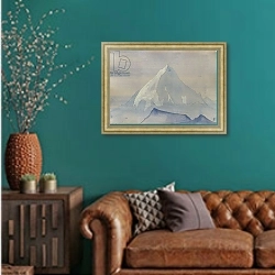 «Himalayas, album leaf, 1934 2» в интерьере гостиной с зеленой стеной над диваном
