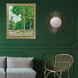 «парк» в интерьере классической гостиной с зеленой стеной над диваном