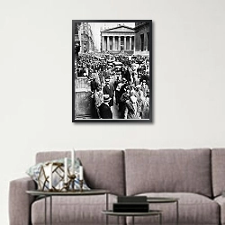 «История в черно-белых фото 469» в интерьере в скандинавском стиле над диваном