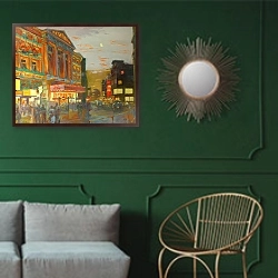 «London Night» в интерьере классической гостиной с зеленой стеной над диваном