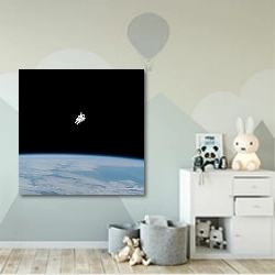 «Космонавт над землей» в интерьере детской комнаты для мальчика с росписью на стенах