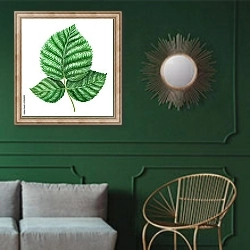 «Листок малины» в интерьере классической гостиной с зеленой стеной над диваном