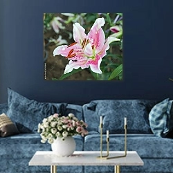 «Цветущая розовая лилия крупным планом » в интерьере современной гостиной в синем цвете