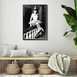 «Hepburn, Audrey 66» в интерьере комнаты в стиле ретро с плетеными корзинами