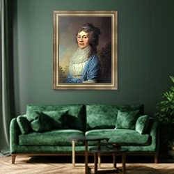 «Портрет неизвестной в голубой шали» в интерьере зеленой гостиной над диваном