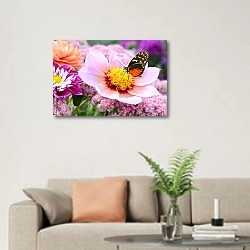 «Бабочка монарх на розовых садовых цветах» в интерьере современной светлой гостиной над диваном