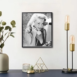 «Monroe, Marilyn 20» в интерьере в стиле ретро над столом