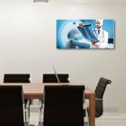 «Доктор смотрит снимок МРТ» в интерьере конференц-зала над столом