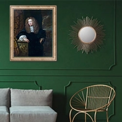 «Портрет молодого мужчины 4» в интерьере классической гостиной с зеленой стеной над диваном