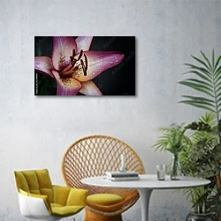 «Розовая лилия в каплях росы на черном фоне» в интерьере современной гостиной с желтым креслом