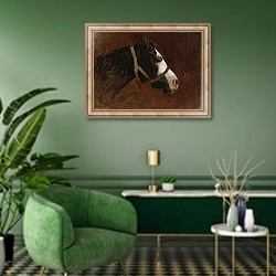 «Profile Of A Horse» в интерьере гостиной в зеленых тонах