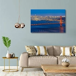 «Золотые ворота Сан-Франциско в огнях вечера» в интерьере современной гостиной с голубыми стенами