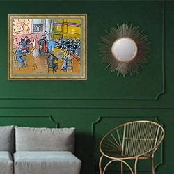 «квинтет» в интерьере классической гостиной с зеленой стеной над диваном