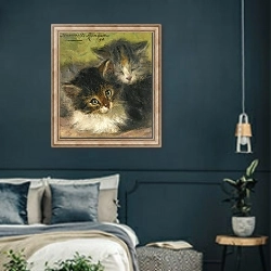 «Two Kittens» в интерьере классической спальни с темными стенами