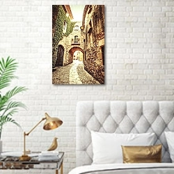 «Испания. побережье Коста-Брава. Пальс » в интерьере современной спальни в белом цвете с золотыми деталями